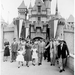 Abre Disneyland en Anaheim, California.