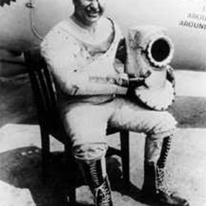 Wiley Post da la vuelta al mundo en solitario