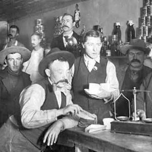 75 George Carmack y sus compañeros encontraron oro en la región del río Klondike, en el Yukón canadiense.
