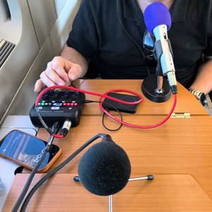Grabando reseña del Zarangollo en el AVE