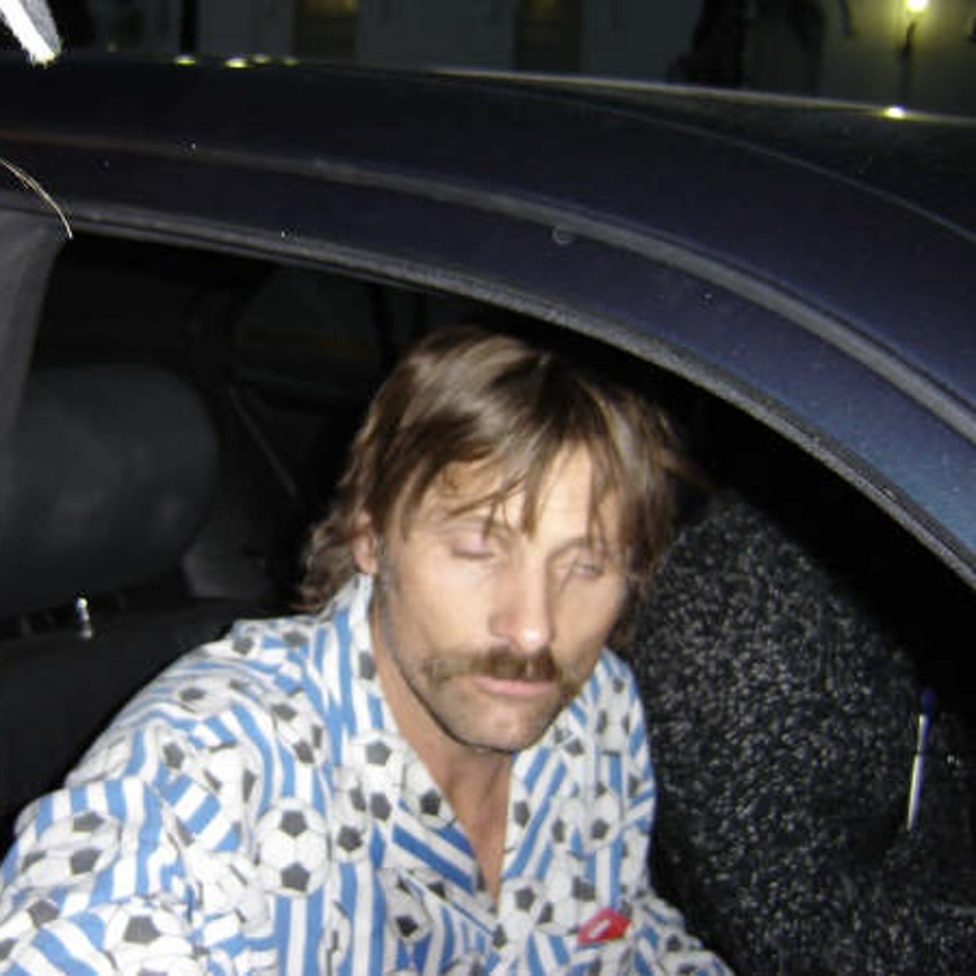Viggo Mortensen en una parada de bus