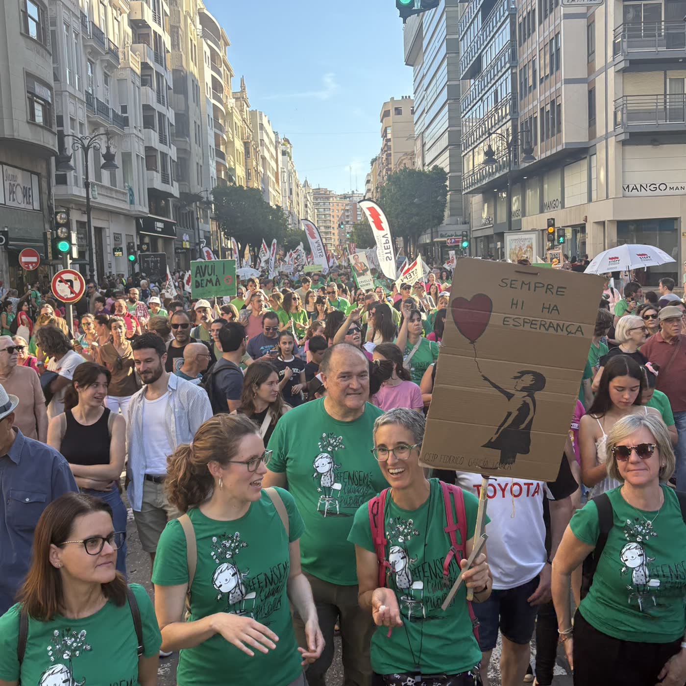 Gritos de Consellera dimisió durante la manifestación del 23M